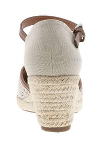 Sandale à talon compensé en tissu beige avec une bride de cheville marron. Dotée d'un talon enveloppé de corde en esparto et de détails en tissu texturé sur la partie supérieure.