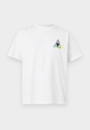 Bela majica s kratkimi rokavi in majhnim trikotnim logotipom na levi strani prsnega koša, ki vsebuje črke "h," "u" in "f" v sivi, zeleni in limetini barvi.