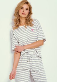 Szary i biały zestaw do noszenia w domu w paski, składający się z luźnej bluzki z krótkimi rękawami oraz spodni z regulowanym pasem na troczki.