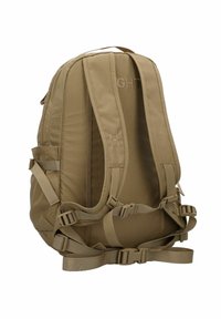 Sac à dos tan avec des bretelles rembourrées, des boucles latérales ajustables et une surface texturée. Équipé d'un logo et de plusieurs compartiments de rangement.