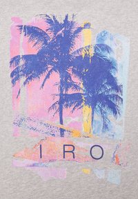 Tessuto grigio con una grafica vivace di palme blu e rosa, arricchito da forme astratte e il testo "IRO" in blu scuro nella parte inferiore.