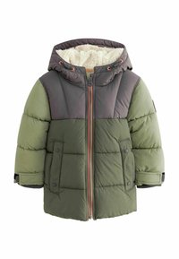 Chaqueta acolchada verde con capucha gris, que cuenta con un suave forro de polar, cierre frontal con cremallera, botones a presión y textura acolchada.