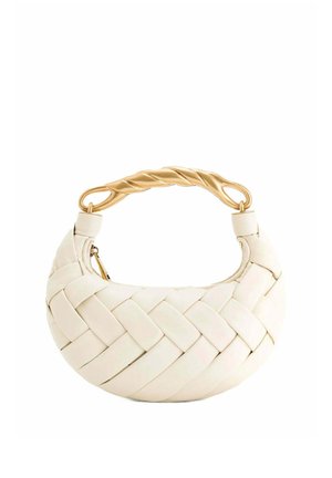 Sac à main en cuir tressé crème avec une poignée torsadée en or et une fermeture éclair, de forme croissant et de taille compacte.