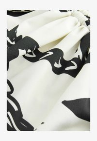 Unselected, black cream palm