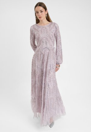 Lungo vestito lavanda realizzato in tessuto strutturato, decorato con intricati motivi di paillettes argentate e maniche lunghe. Silhouette fluida con pieghe.
