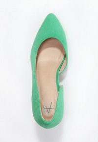 Anna Field Pumps - green