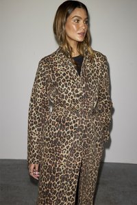 Leopardmønstret omslagsjakke med lange ærmer, blød tekstur, bælte i taljen og knælang længde. Neutral baggrund fremhæver designet.