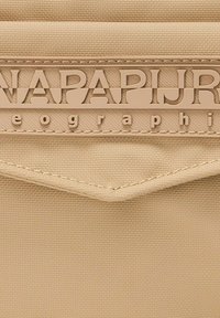 Custodia in tessuto beige con logo in rilievo "NAPAPIJRI" e "geographic", caratterizzata da una texture liscia e dettagli cuciti.