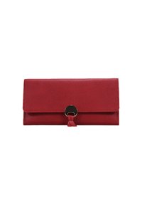 Cartera de mano rectangular roja con una solapa plegable y un cierre circular de metal con una lengüeta de cuero.
