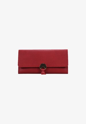 Cartera de mano rectangular roja con una solapa plegable y un cierre circular de metal con una lengüeta de cuero.