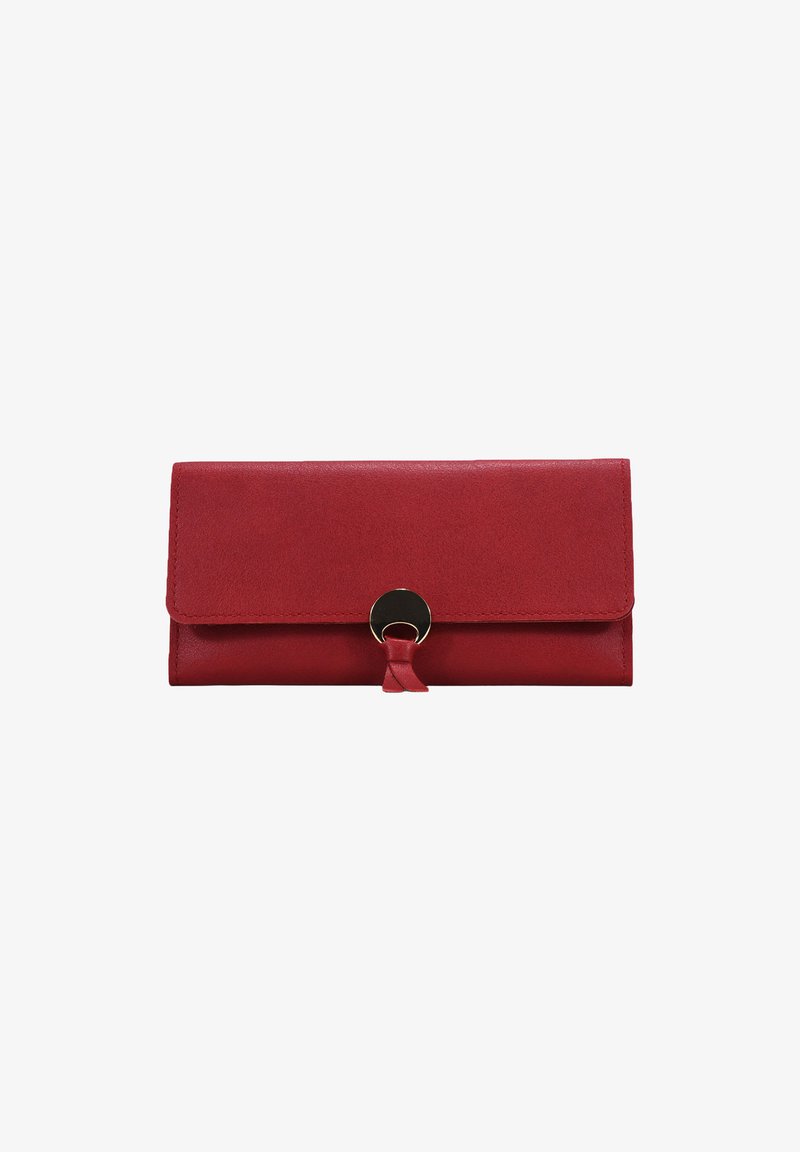 Cartera de mano rectangular roja con una solapa plegable y un cierre circular de metal con una lengüeta de cuero.