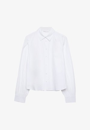 Bílá košile s dlouhým rukávem a knoflíkovým zapínáním, s špičatým límcem a nařasenými manžetami, vystavená na jednobarevném bílém pozadí.