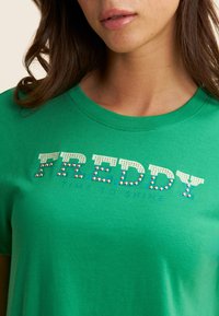 Freddy COMFORT FIT CON DETTAGLI PREZIOSI - T-shirt con stampa - bright green