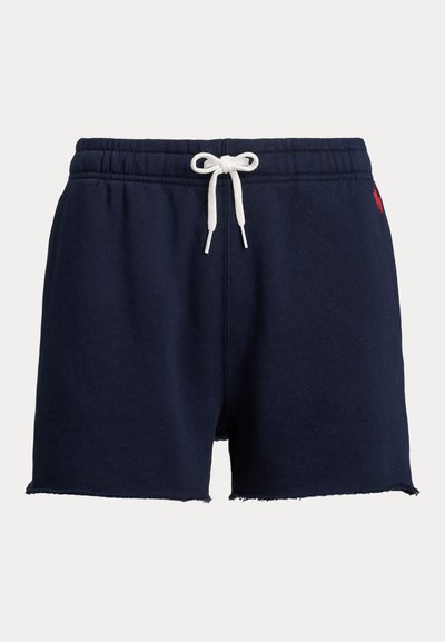Tengerészkék pamut rövidnadrág rugalmas derékpánttal, fehér zsinór megkötővel, nyers szegéllyel és kis piros hímzett logóval az oldalon.