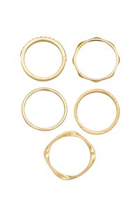 Sæt af fem guld ringe med forskellige former: en med en glat overflade, en struktureret og de andre med dekorative kanter eller detaljer.