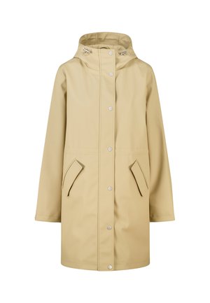 Beige regenjas met capuchon, voorste drukknopen en twee schuine klepzakken, ontworpen voor weersbescherming en casual gebruik.