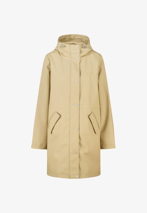 Beige regenjas met capuchon, voorste drukknopen en twee schuine klepzakken, ontworpen voor weersbescherming en casual gebruik.