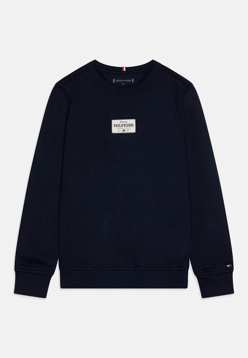 Felpa blu navy con scollatura a girocollo, polsini e orlo a costine. Presenta un logo rettangolare in bianco, rosso e blu.