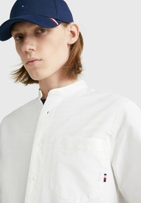 Tommy Hilfiger REGULAR FIT  - Chemise - ecru