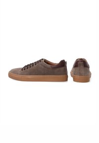 Zamszowe sneakersy w kolorze szaro-brązowym z brązowymi skórzanymi akcentami. Posiadają okrągły nosek, sznurowanie z przodu oraz beżową gumową podeszwę. Minimalistyczny design.