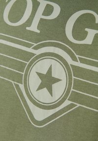 TOP GUN Printtipaita - olive