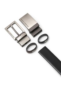 Metalowe klamry do pasków w matowym szarym i polerowanym wykończeniu, dwa skórzane pierścienie w ciemnym brązie oraz czarny skórzany pasek. Wszystkie elementy od Pako Lorente.