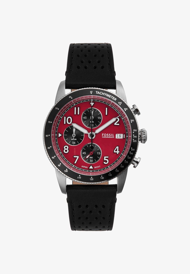 Montre chronographe homme Fossil avec cadran rouge, bracelet en cuir noir, trois sous-cadrans, lunette tachymètre et affichage de la date blanc à 15 heures.