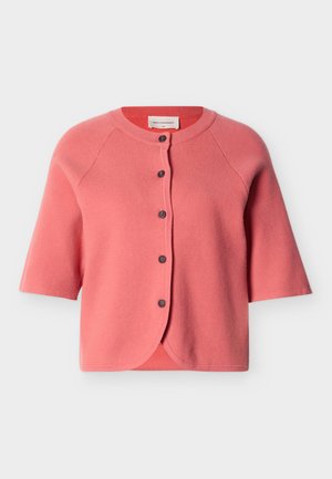 Gilet court à manches courtes couleur corail avec col rond et cinq boutons foncés sur le devant, fabriqué en tissu tricoté doux.