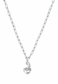 Collana in argento con maglie ovali grandi e un ciondolo a forma di scorpione con elementi di design intricati.