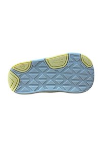 Suela de un zapato con un material de goma azul claro y un patrón geométrico de triángulos. Detalles amarillos en el talón y cerca de la punta.