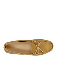 Wildleder-Mokassins in Beige, mit einer Schleifenverzierung, silberfarbener Hardware und einem weichen Lederinnenfutter. Flache Sohle mit gesteppten Akzenten.