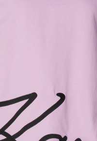 KARL LAGERFELD OVERSIZED SIGNATURE HEM - Pamata T-krekls - orchid bouquet
