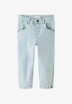 Hellblaue Jeans für Kleinkinder mit Vorder Taschen, Gürtelschlaufen, Knopfverschluss und einem kleinen Lederetikett am unteren Saum des rechten Beins.