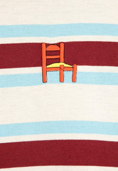 Pasiasty materiał z naprzemiennymi jasnoniebieskimi, białymi i burgundowymi liniami, z małym haftowanym pomarańczowym krzesłem z żółtym siedziskiem.