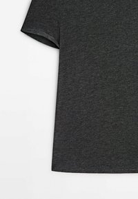 T-shirt noir à manches courtes en tissu doux et texturé, coupe décontractée et col rond. L'ourlet est droit et sans ornement.