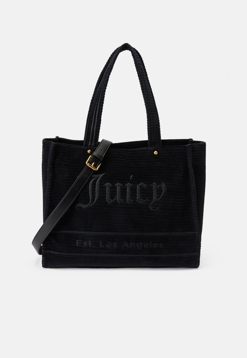 Saco tote de veludo corduroy preto com duas alças, cinta cruzada ajustável, ferragens em tom dourado e texto em relevo "Juicy" e "Est. Los Angeles".