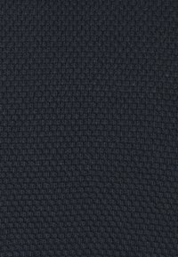 Tumma laivastonsininen teksturoitu kangas, jossa on puuvillaa muistuttava kudonta, tiivis ja tasainen kuvio sekä pehmeä pinta.