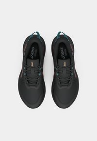 Μαύρα αθλητικά παπούτσια με λεία υφή, διαθέτουν τόνους τιρκουάζ και κόκκινου, σχεδιασμένα με επενδυμένο κολάρο και σύστημα κορδονιών.