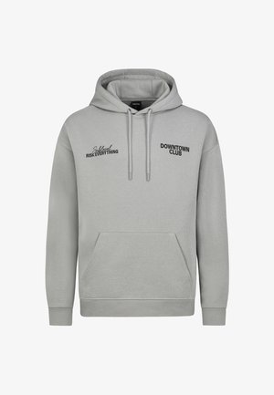 Grauer Hoodie aus weichem Stoff, mit einer vorderen Tasche, Kapuze mit Kordelzug und Textdesigns "RISK EVERYTHING" und "DOWNTOWN CLUB" in Schwarz.