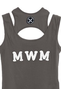 Top gris sin mangas hecho de tela suave con un corte en la espalda. Presenta letras bordadas en blanco "MWM" en el frente y un logo circular en la parte posterior.