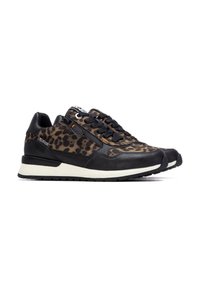 Zapatillas con estampado de leopardo negro y marrón, fabricadas con materiales de cuero y textil, punta redonda, suela plana y cordones negros. Marca notable en la lengüeta.