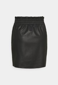 Jupe en cuir noir avec une taille élastique, texture lisse, design ajusté et silhouette élégante, adaptée à une tenue décontractée ou formelle.