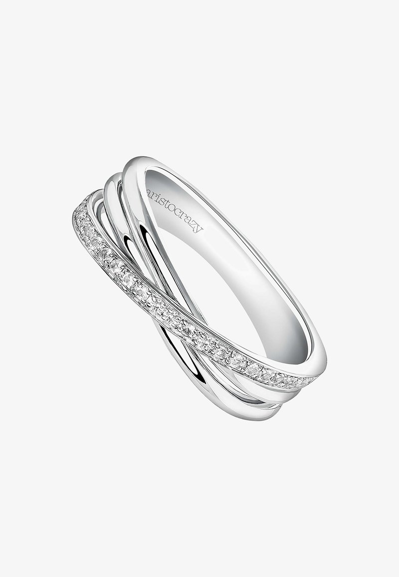 El anillo de plata presenta bandas entrelazadas, una de las cuales tiene una fila de pequeños diamantes redondos. Acabado suave y pulido con un diseño elegante y moderno.