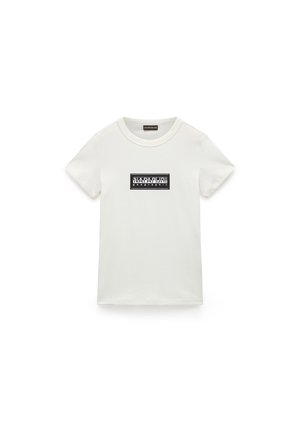 Weißes Baumwoll-T-Shirt mit kurzen Ärmeln, das in der Mitte ein rechteckiges schwarzes Grafiklogo mit der Aufschrift "NAPAPIJRI geographic" zeigt.