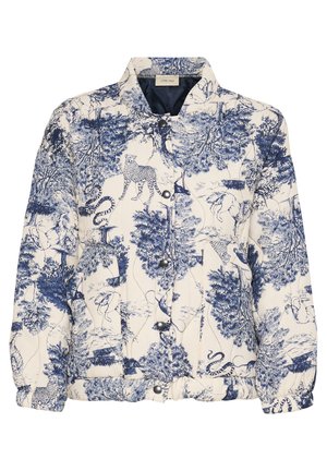 Giacca trapuntata in crema con stampa di animali e foglie blu. Presenta bottoni a pressione, un colletto alto e polsini elasticizzati per una vestibilità aderente.