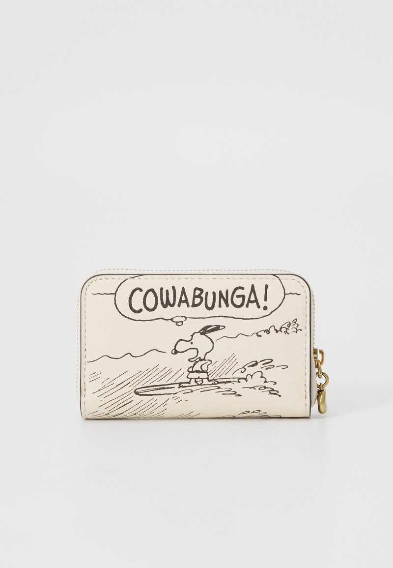 Portefeuille beige avec un design de cartoon représentant un personnage surfant, accompagné du texte "COWABUNGA !" en contour noir, fermeture zippée et accents en doré.