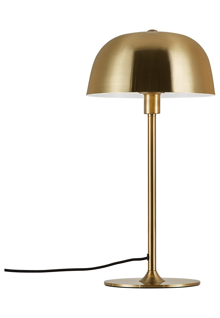 Messingtischlampe mit einem runden Schirm und einem schlanken Stiel. Verfügt über eine kreisförmige Basis und ein schwarzes Stromkabel, das von der Basis abgeht.