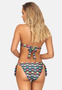 Zestaw bikini z wielokolorowym falistym wzorem, wykonany z teksturowanej tkaniny. Góra ma wiązanie na plecach, a dół ma boczne wiązania.