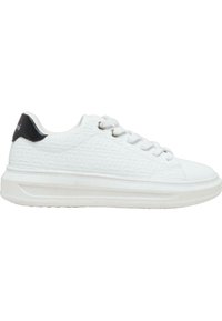 Sneaker bianco realizzato in materiale sintetico testurizzato, con un motivo logo in rilievo, punta tonda e un accento nero sul tallone.