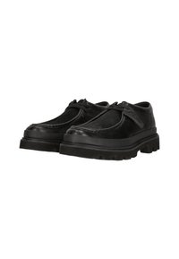 Zapatos negros con parte superior de cuero liso, que presentan un panel texturizado, diseño de cordones, suela de goma gruesa y punta redonda.